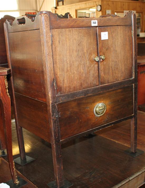 Mahogany tray topped bedside table(-)